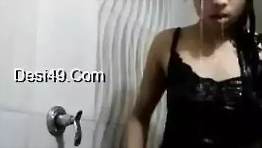 Solo video of the good-looking Indian chick washing young body